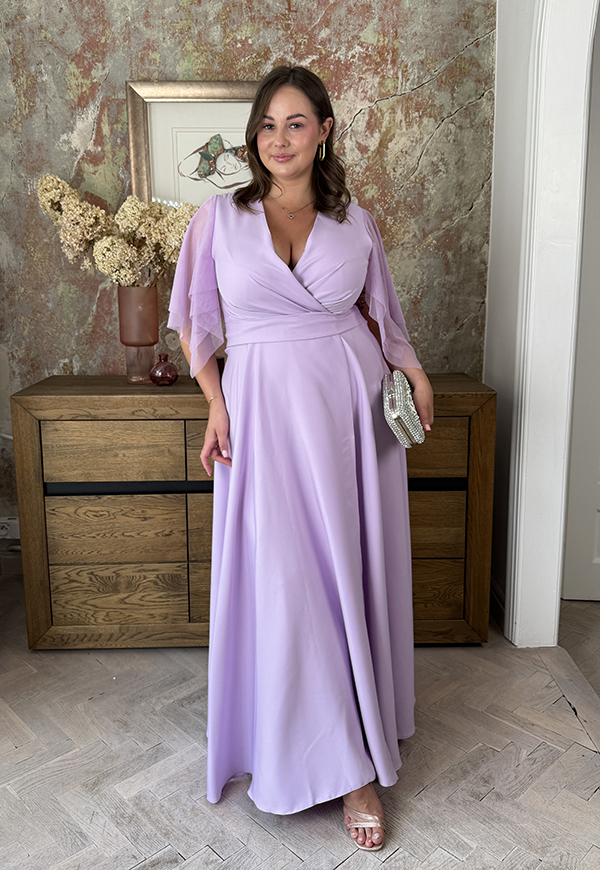 EVELYN DŁUGA SUKIENKA PLUS SIZE Z OZDOBNYMI RĘKAWAMI TIULOWYMI. LILA 03 - produkt polski zdjęcie 1