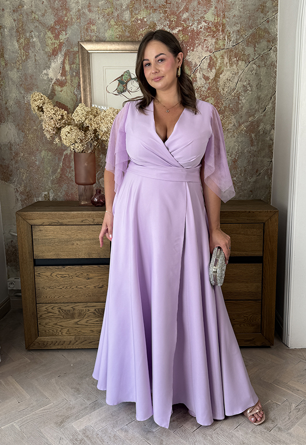 EVELYN DŁUGA SUKIENKA PLUS SIZE Z OZDOBNYMI RĘKAWAMI TIULOWYMI. LILA 03 - produkt polski zdjęcie 3