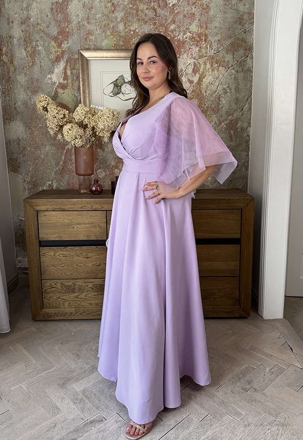 EVELYN DŁUGA SUKIENKA PLUS SIZE Z OZDOBNYMI RĘKAWAMI TIULOWYMI. LILA 03 - produkt polski zdjęcie 4
