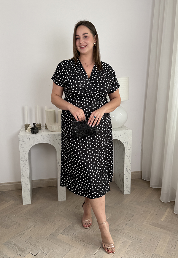 MEGAN SUKIENKA MIDI Z TROCZKIEM PLUS SIZE Z KRÓTKIM RĘKAWEM W KROPECZKI. CZARNO/BIAŁA 03 - włoski zdjęcie 1