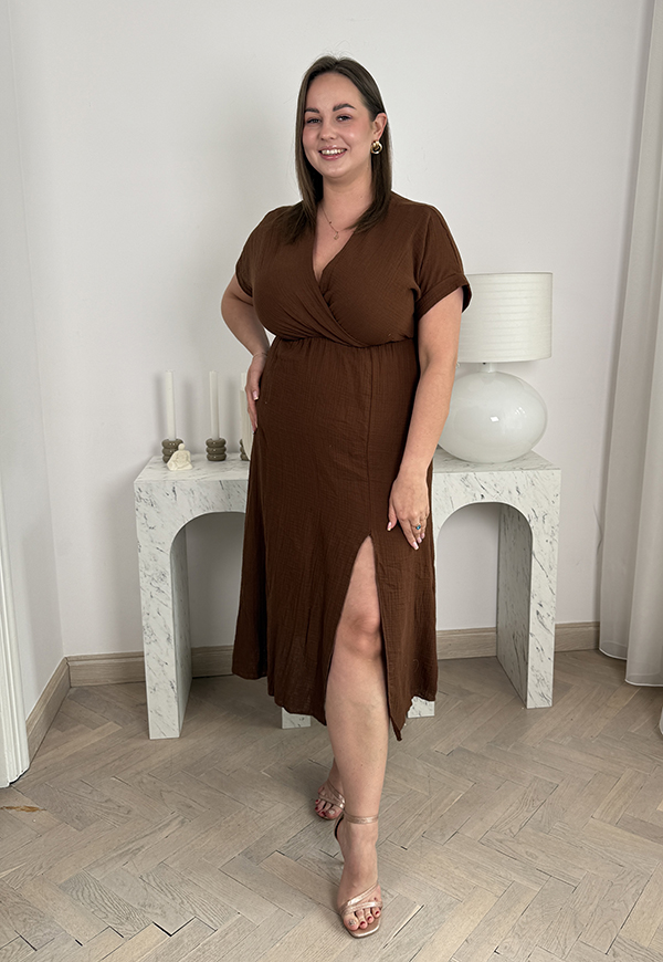 XENIA MUŚLINOWA DŁUGA SUKIENKA KOPERTOWA PLUS SIZE. CZEKOLADOWA - włoski zdjęcie 1