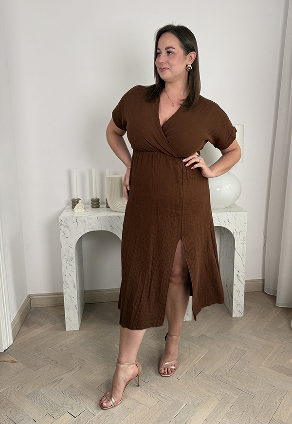 XENIA MUŚLINOWA DŁUGA SUKIENKA KOPERTOWA PLUS SIZE. CZEKOLADOWA - włoski zdjęcie 3