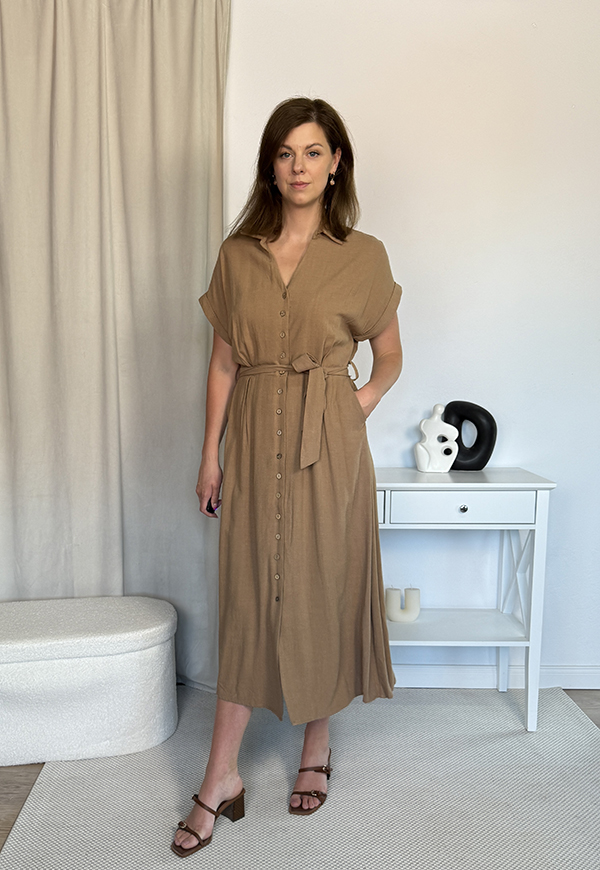 LEONIA SUKIENKA SZMIZJERKA PLUS SIZE Z KRÓTKIM RĘKAWEM NA GUZIKI. PIASKOWA 04 zdjęcie 3