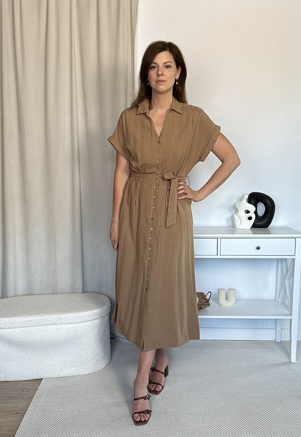 LEONIA SUKIENKA SZMIZJERKA PLUS SIZE Z KRÓTKIM RĘKAWEM NA GUZIKI. PIASKOWA 04 zdjęcie 4