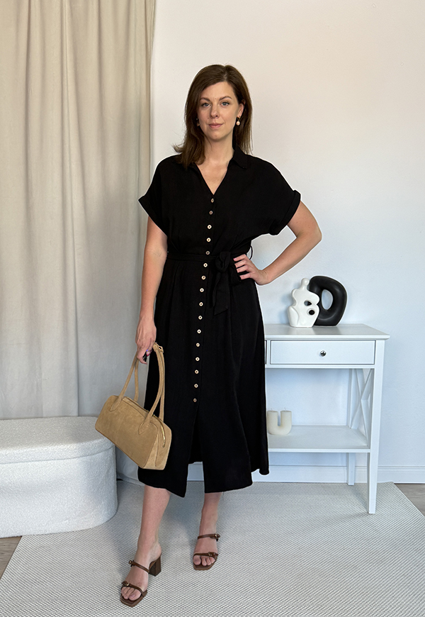 LEONIA SUKIENKA SZMIZJERKA PLUS SIZE Z KRÓTKIM RĘKAWEM NA GUZIKI. CZARNA 01 zdjęcie 1