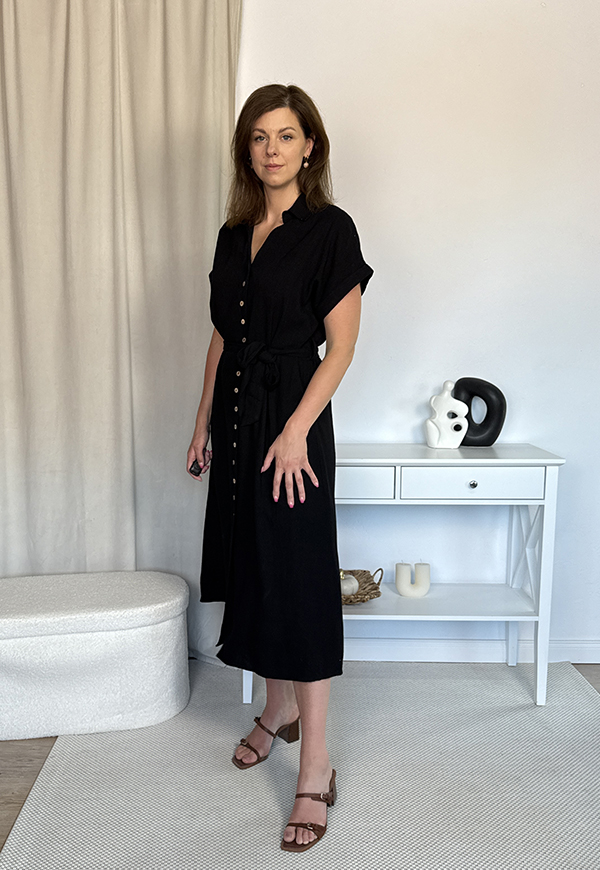 LEONIA SUKIENKA SZMIZJERKA PLUS SIZE Z KRÓTKIM RĘKAWEM NA GUZIKI. CZARNA 01 zdjęcie 4