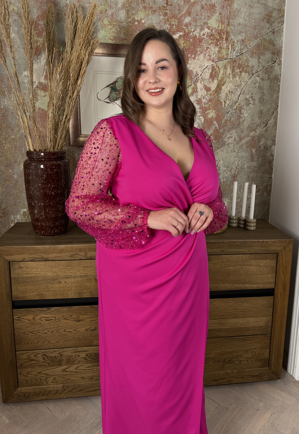 ASHLEY DŁUGA SUKIENKA PLUS SIZE Z OZDOBNYMI RĘKAWAMI CEKINOWYMI. FUKSJA 01 - produkt polski zdjęcie 4