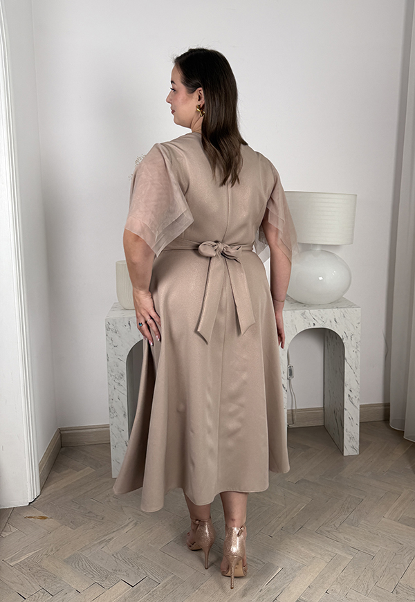 ELLA SUKIENKA BŁYSZCZĄCA PLUS SIZE Z OZDOBNYMI RĘKAWAMI TIULOWYMI.CAPPUCCINO 01 - produkt polski zdjęcie 2