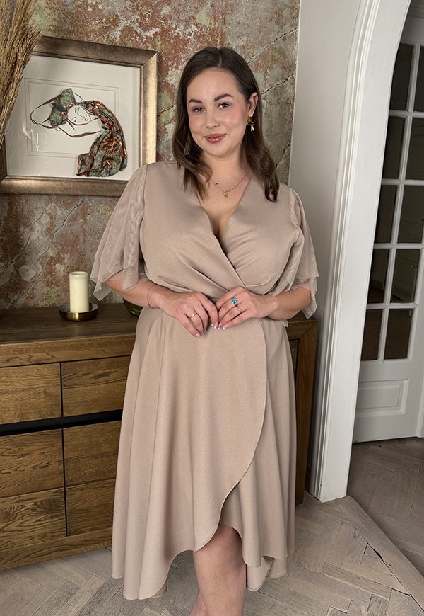 ELLA SUKIENKA BŁYSZCZĄCA PLUS SIZE Z OZDOBNYMI RĘKAWAMI TIULOWYMI.CAPPUCCINO 01 - produkt polski zdjęcie 4