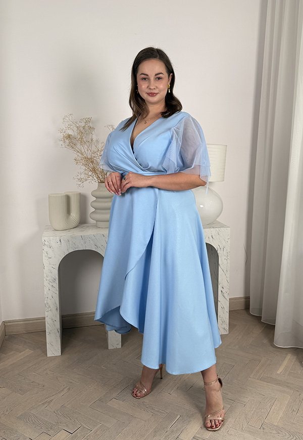 ELLA SUKIENKA BŁYSZCZĄCA PLUS SIZE Z OZDOBNYMI RĘKAWAMI TIULOWYMI. BŁĘKITNA 02 - produkt polski zdjęcie 2