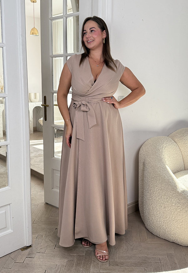 NATALII DŁUGA ROZKLOSZOWANA SUKIENKA PLUS SIZE Z BŁYSZCZĄCEJ TKANINY. CAPPUCCINO 01 - produkt polski zdjęcie 3