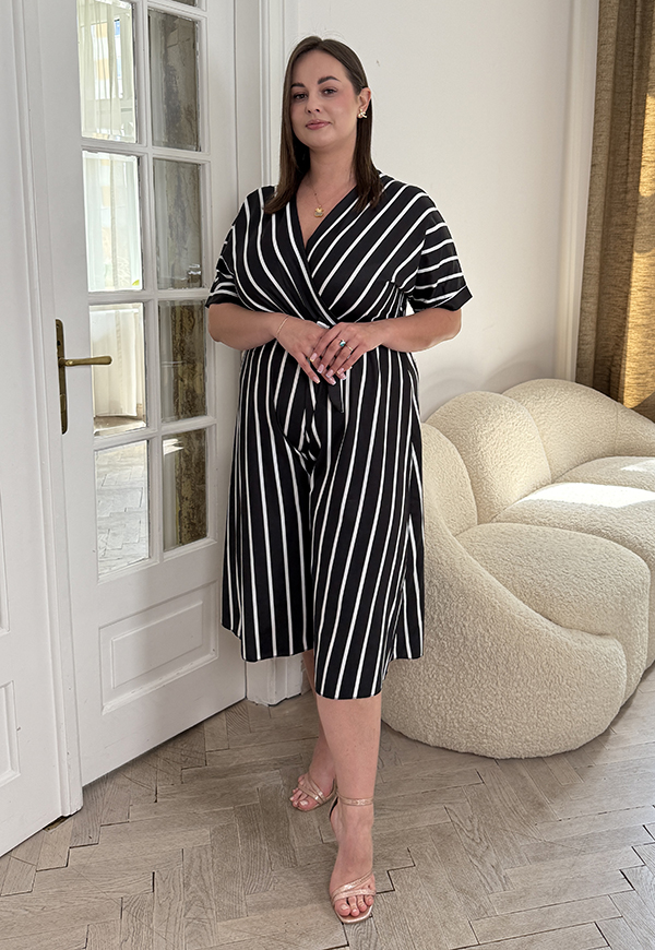 SEVILLA KOMBINEZON PLUS SIZE KOPERTOWY W PASKI. CZARNO/BIAŁY 06 - włoski zdjęcie 3