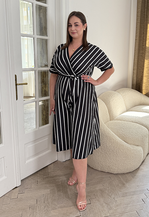 SEVILLA KOMBINEZON PLUS SIZE KOPERTOWY W PASKI. CZARNO/BIAŁY 06 - włoski zdjęcie 4