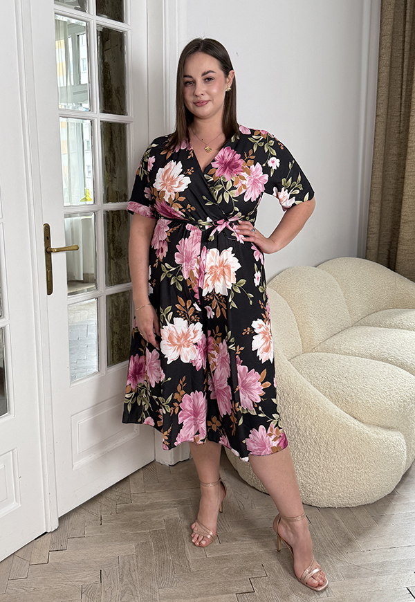 SEVILLA KOMBINEZON PLUS SIZE KOPERTOWY W KWIATY. CZARNO/RÓŻOWY 01 - włoski zdjęcie 2