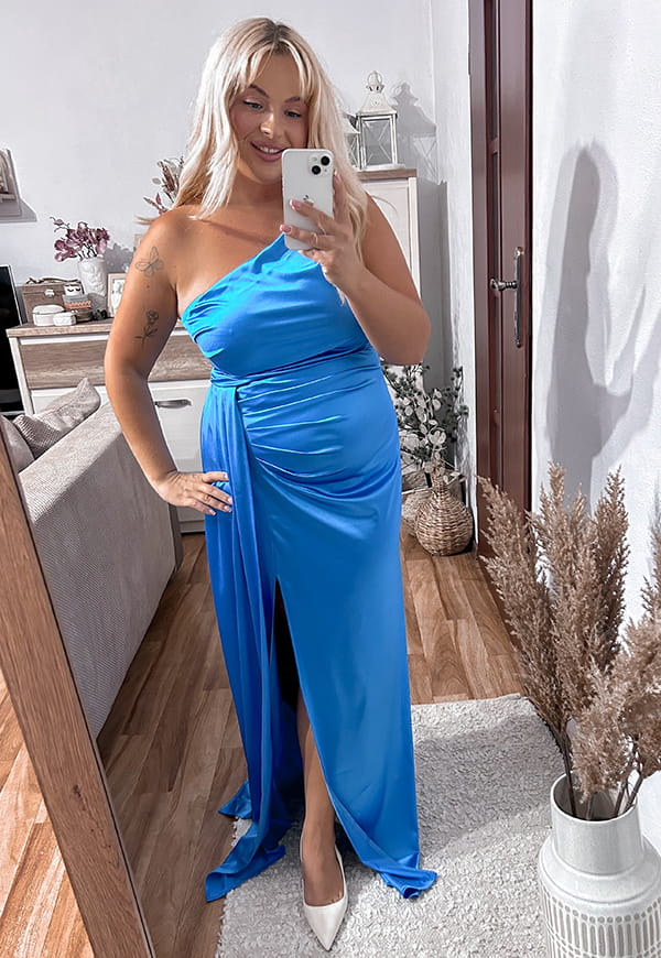 LORETTA MAXI SATYNOWA SUKIENKA DŁUGA NA JEDNO RAMIĘ PLUS SIZE. NIEBIESKA 01