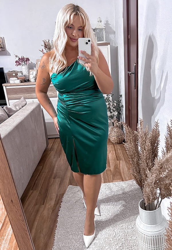 LORETTA MINI SATYNOWA SUKIENKA NA JEDNO RAMIĘ PLUS SIZE. BUTELKOWA ZIELEŃ 02