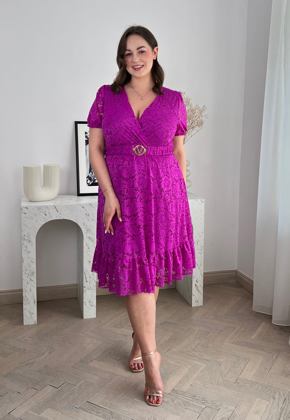 ROSIE KORONKOWA SUKIENKA DO KOLAN PLUS SIZE Z PASKIEM. FUKSJA 05