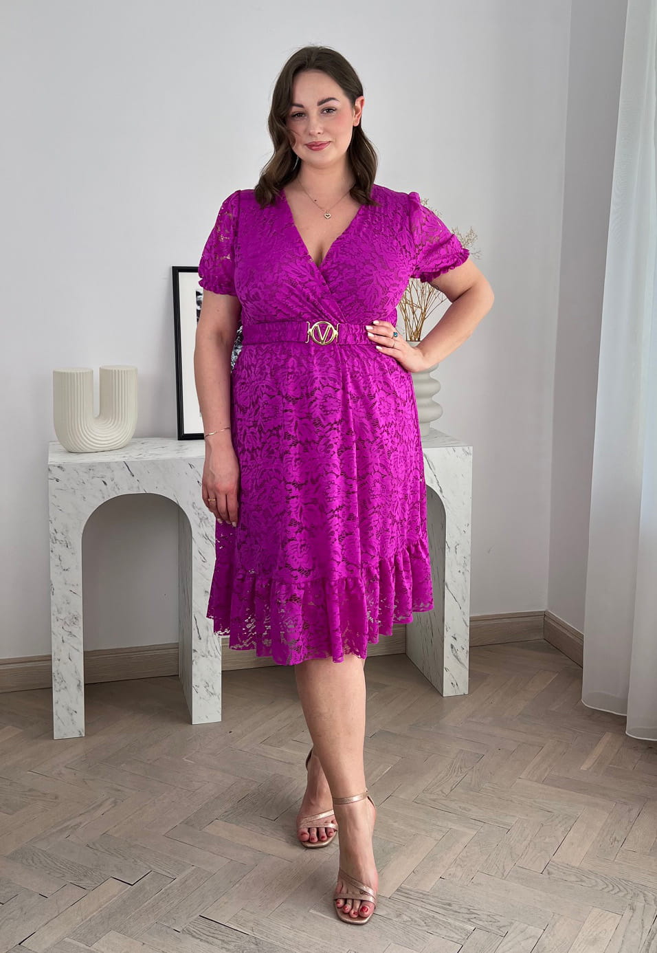 ROSIE KORONKOWA SUKIENKA DO KOLAN PLUS SIZE Z PASKIEM. FUKSJA 05