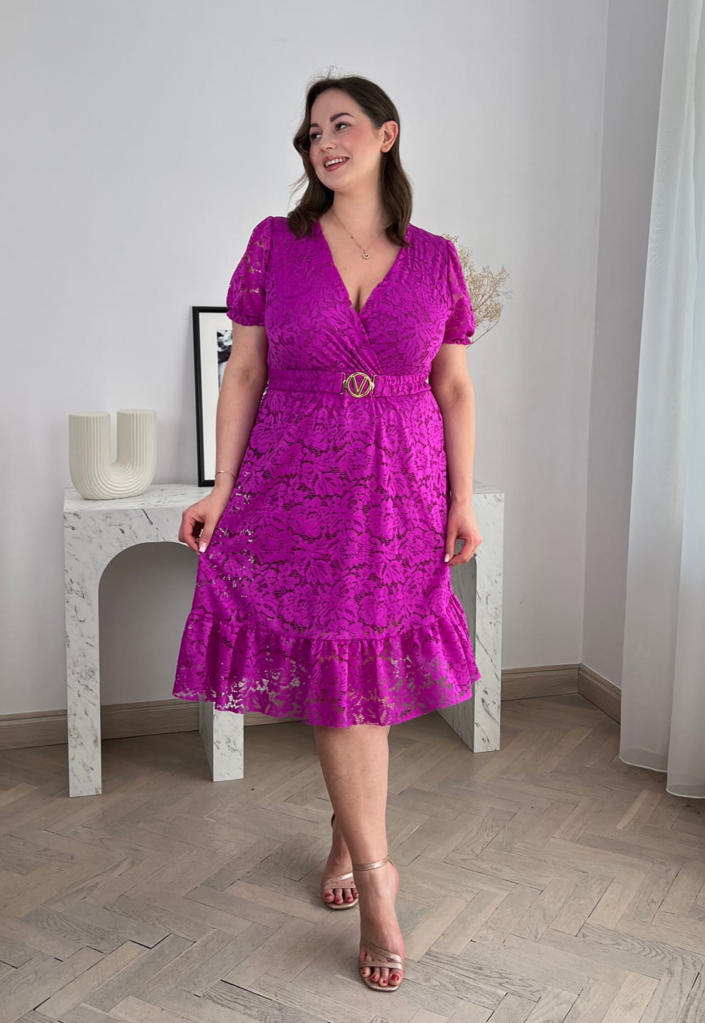 ROSIE KORONKOWA SUKIENKA DO KOLAN PLUS SIZE Z PASKIEM. FUKSJA 05