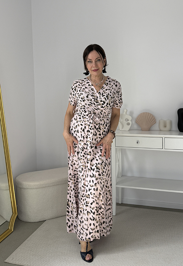 Pudrowa sukienka maxi w panterkę z krótkim rękawem – model NORA